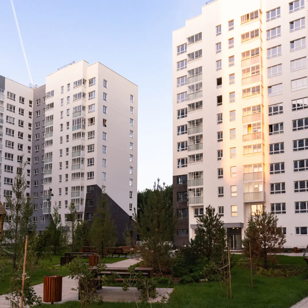 Starší bytový dům v méně úsporné energetické třídě D